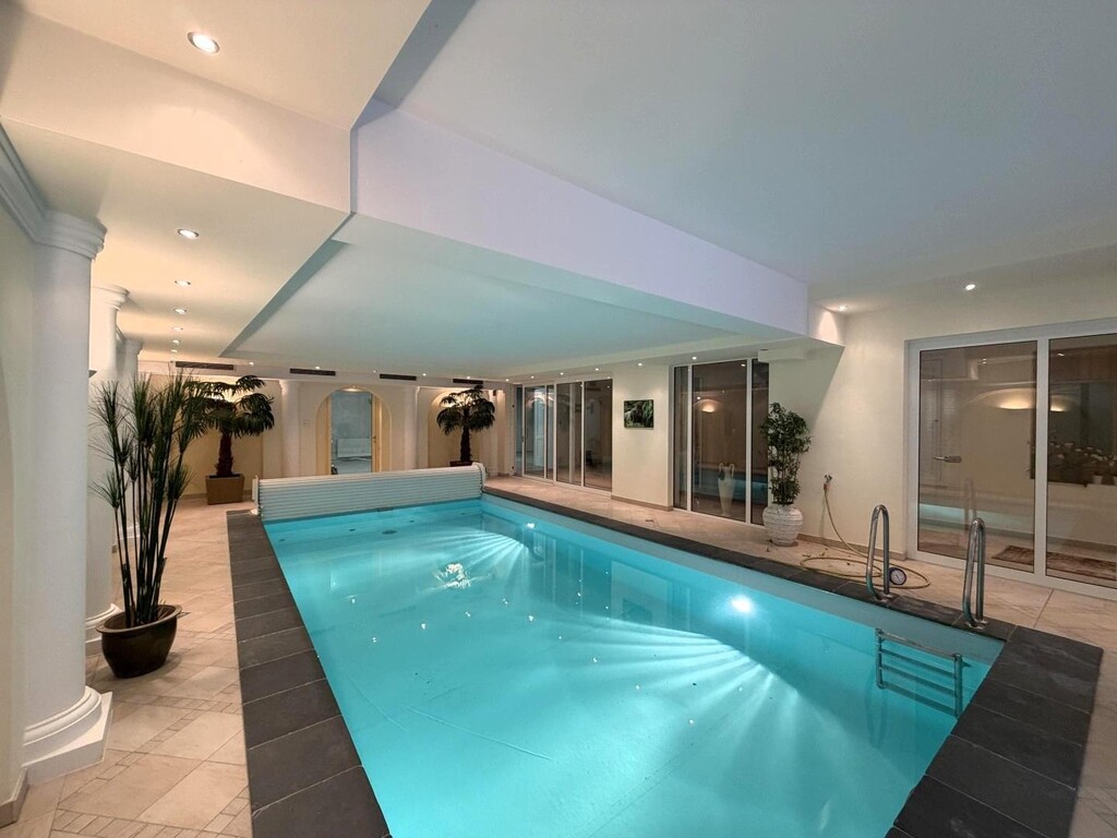 KG/Indoorpool mit Ausgang in den Garten