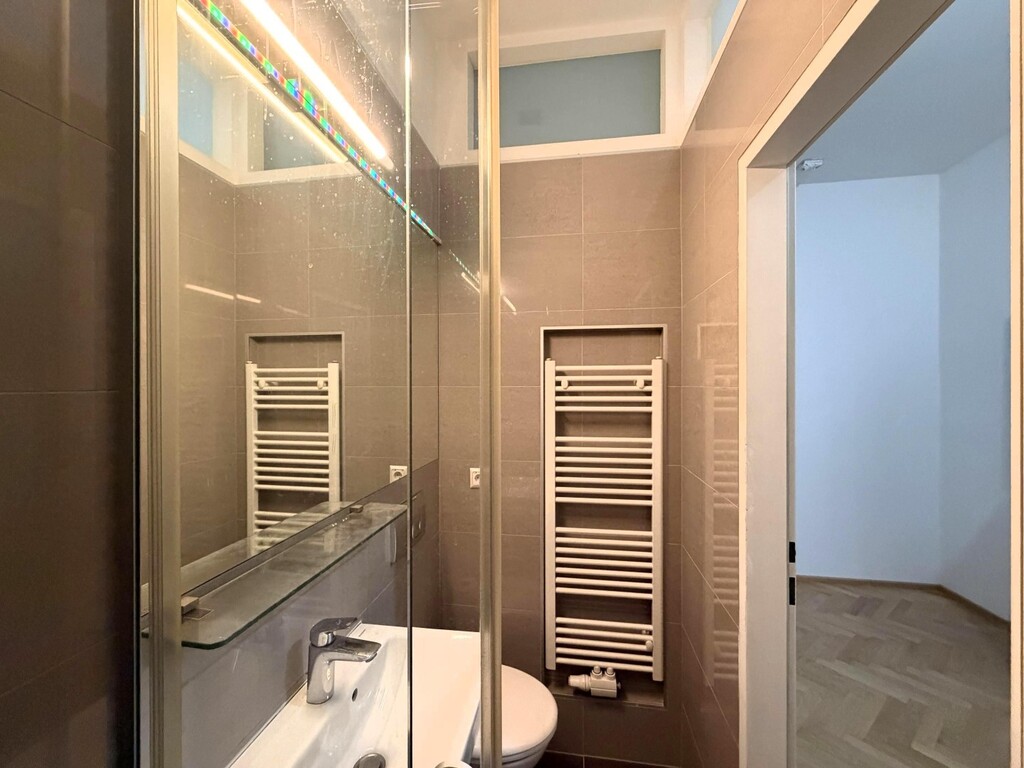 Badezimmer mit Dusche und WC
