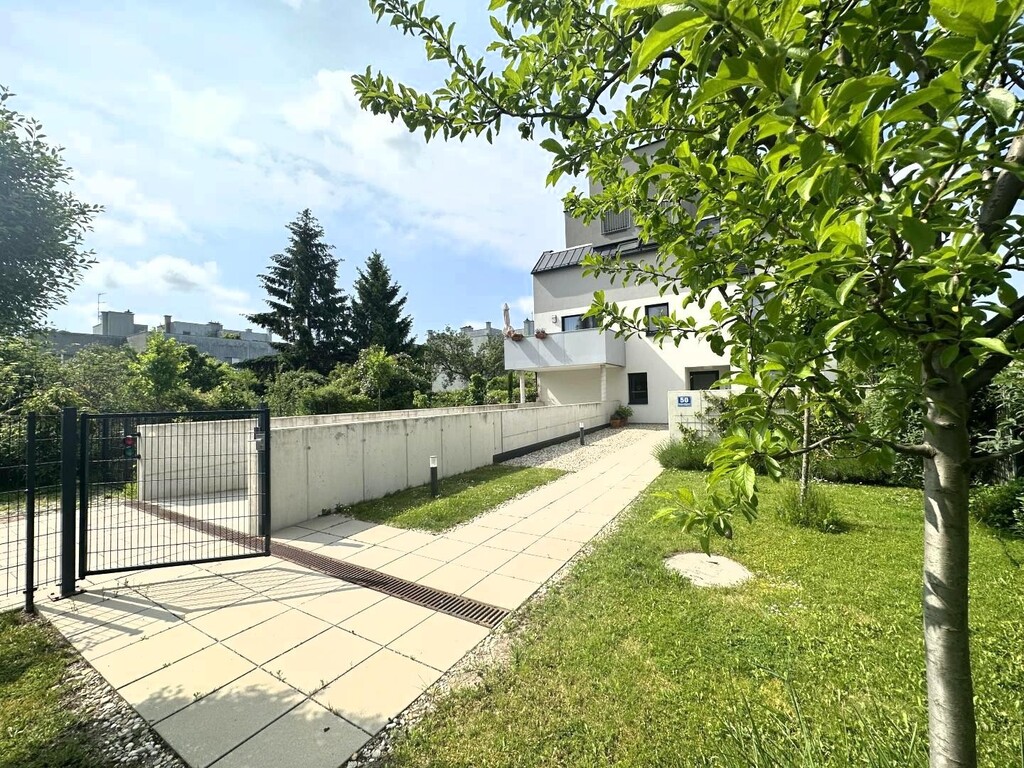 Begrünter Eingang zum Wohnhaus