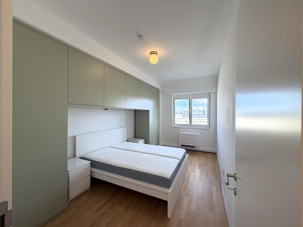 Schlafzimmer 1/ 4 Einbauschrank und Bett/klimat.