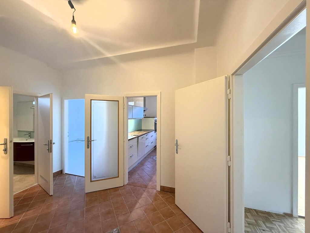 Wohnungseingang/Wohnzimmer, Küche, SZ, Bad