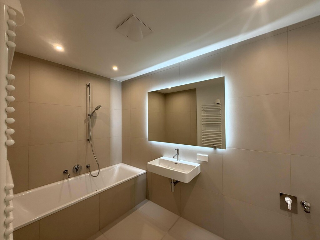 Bad mit Wanne, LED-Wandspiegel, WB, WM-Anschl, HTT