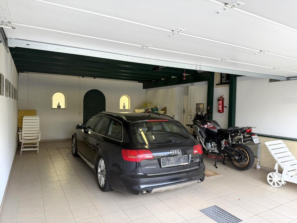 EG/riesengrosse Garage mit Verbindung zum Garten