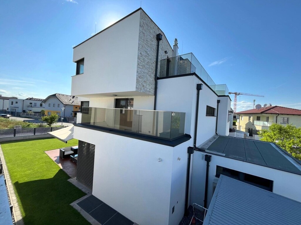 Aussenansicht/Villa in Stahlbetonbauweise