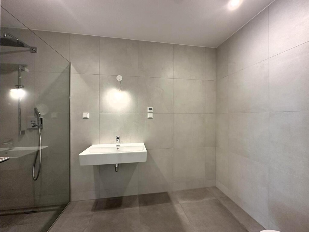 Bad mit WB, Du, WC, Handtuchtrockner und Abluftven