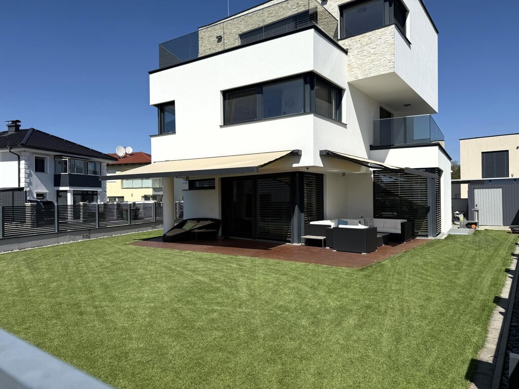 Gartenansicht/Villa in Stahlbetonbauweise