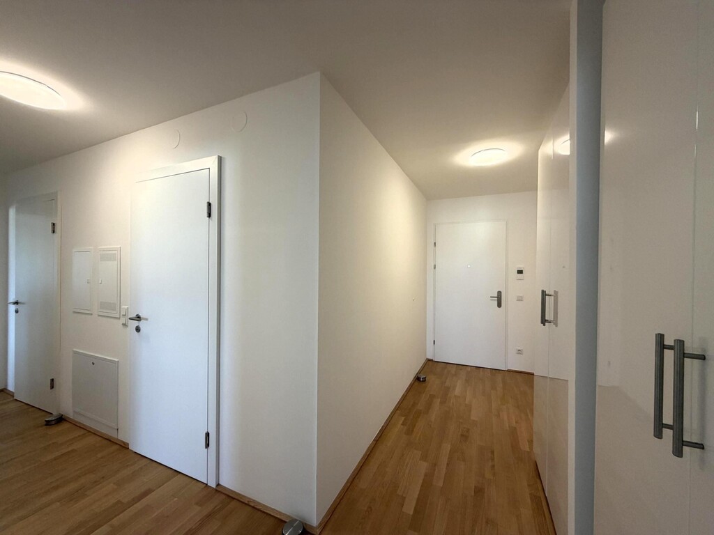 Flur 2/2 mit Wohnungseingang 2 von 2