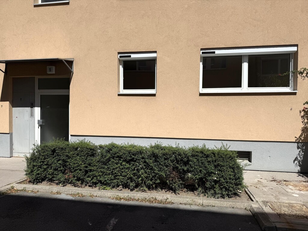 Hauseingang/Raffstores mit Sonnenenrgie