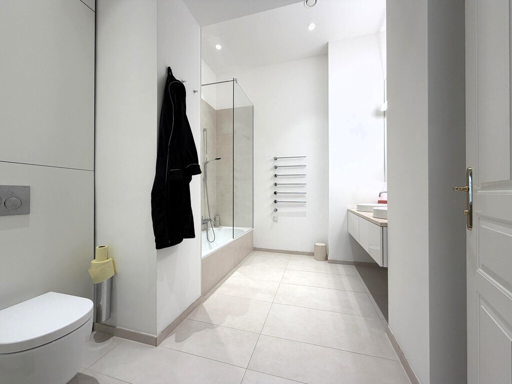 Bad en Suite mit WC, Wanne und Handtuchtrockner