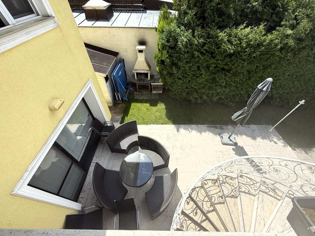 OG 1/Terrasse mit Abgang zum Pool