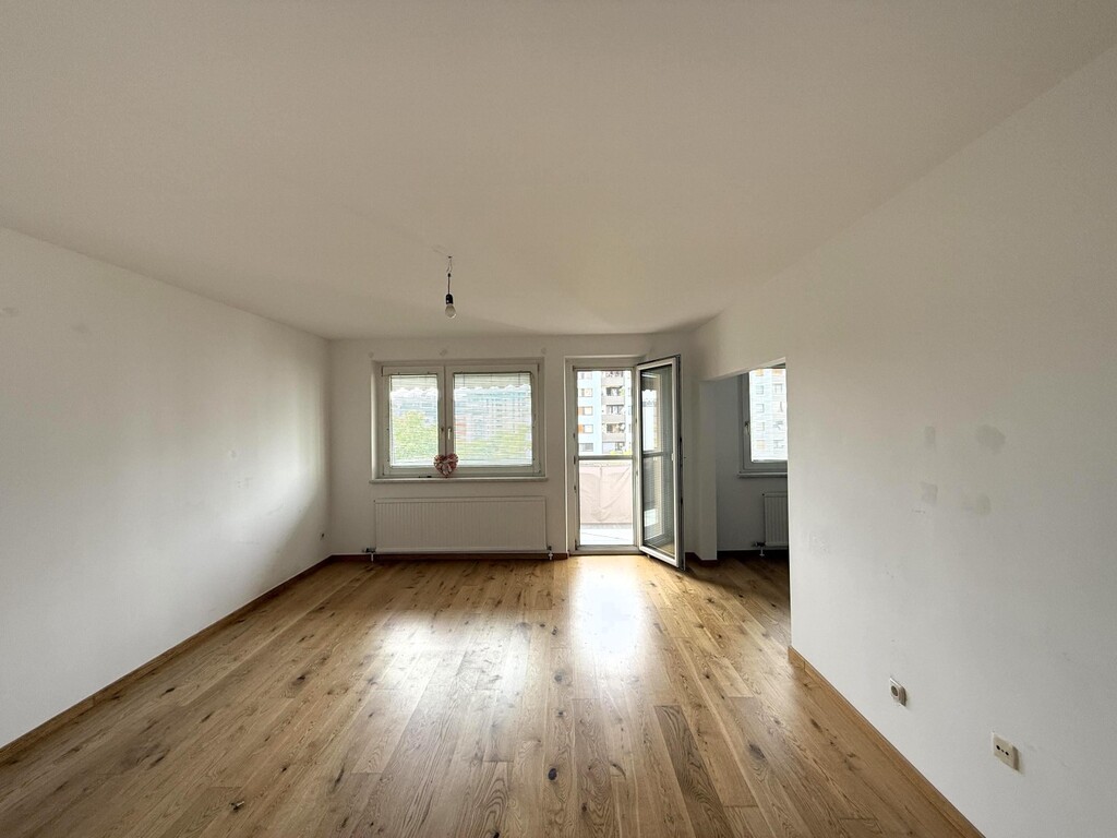 Wohnzimmer mit angeschlossenem Balkon und Küche