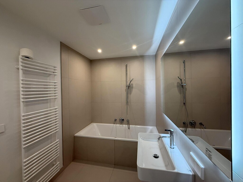 Bad mit Wanne, LED-Wandspiegel, WB, WM-Anschl, HTT