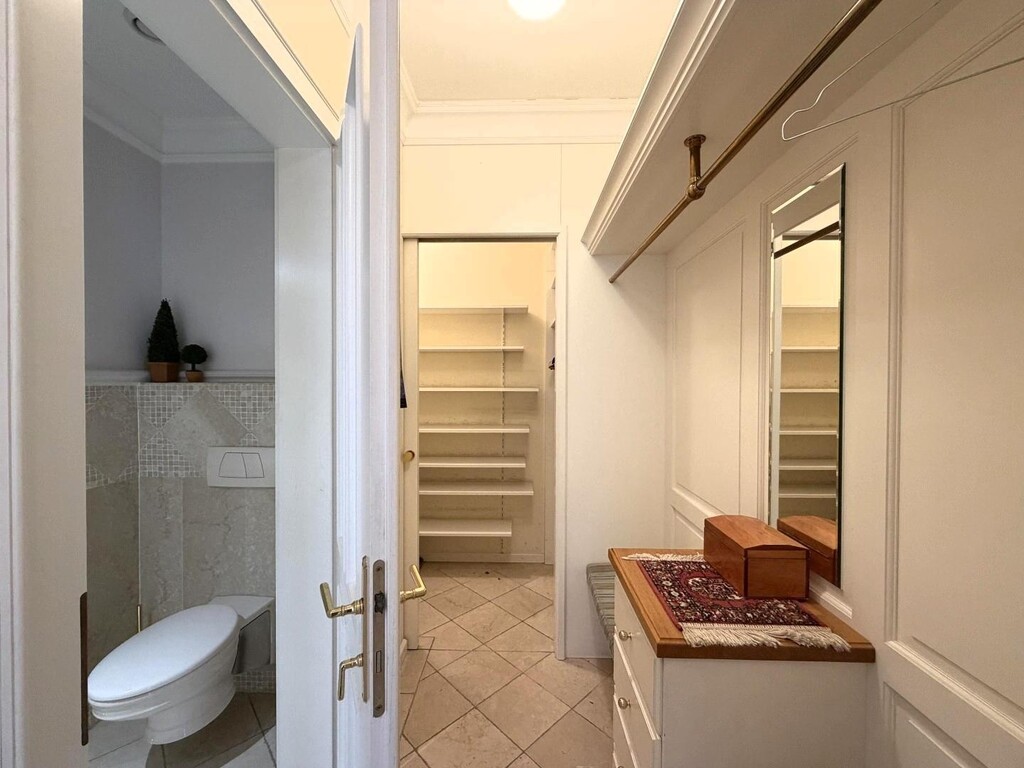 Hauseingang/Gäste-WC und anschl. Garderobe