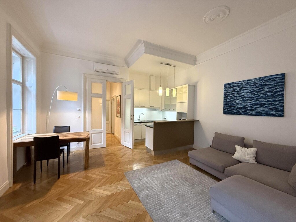 Wohn-/Essküche mit Sofa, Esstisch und TV, klimat