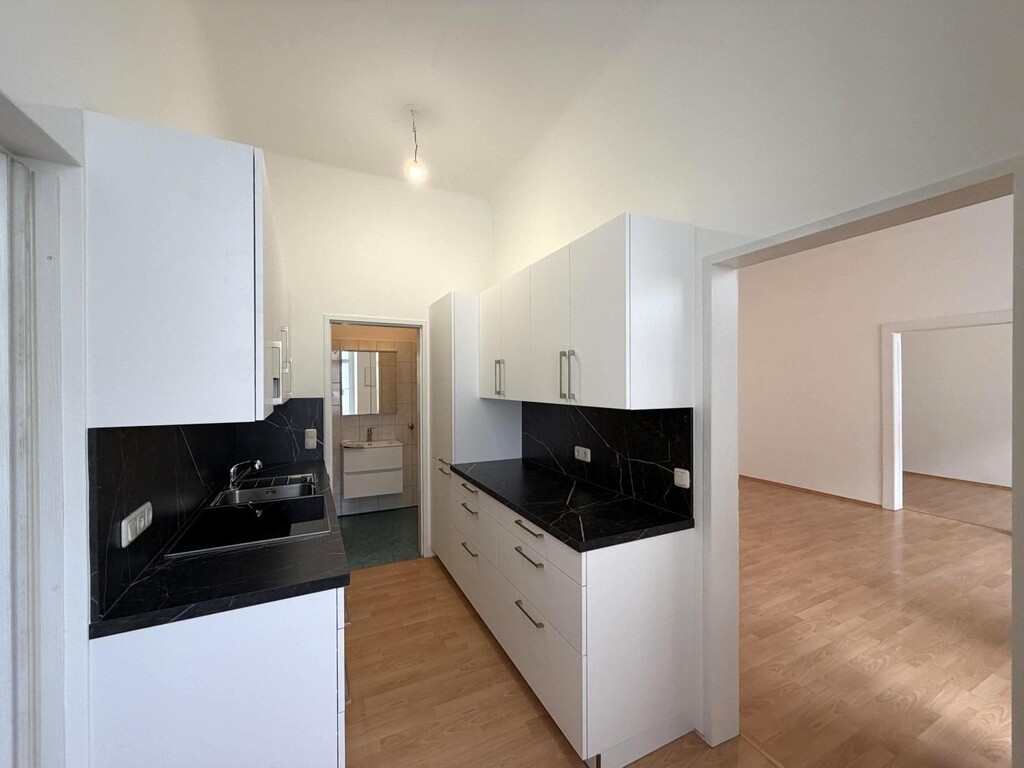 Küche/Blick ins Wohnzimmer