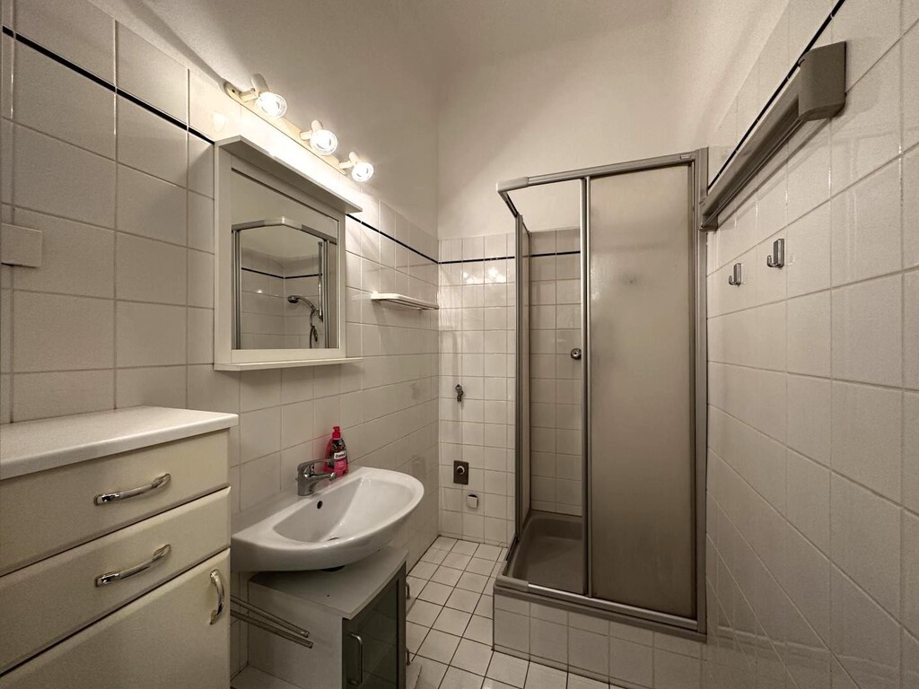 BAdezimmer mit Dusche, Waschbecken und WM-Anschluss