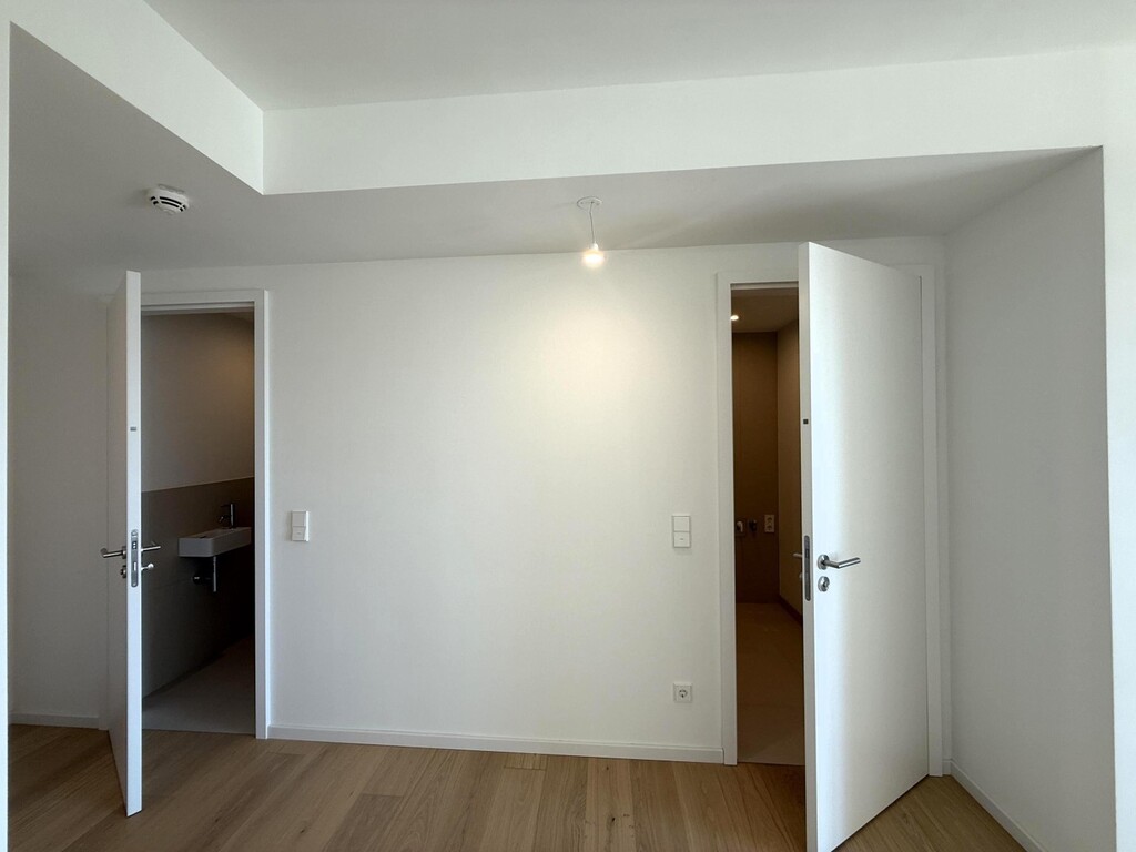 Zugang Toilette (links)  und Bad (rechts)