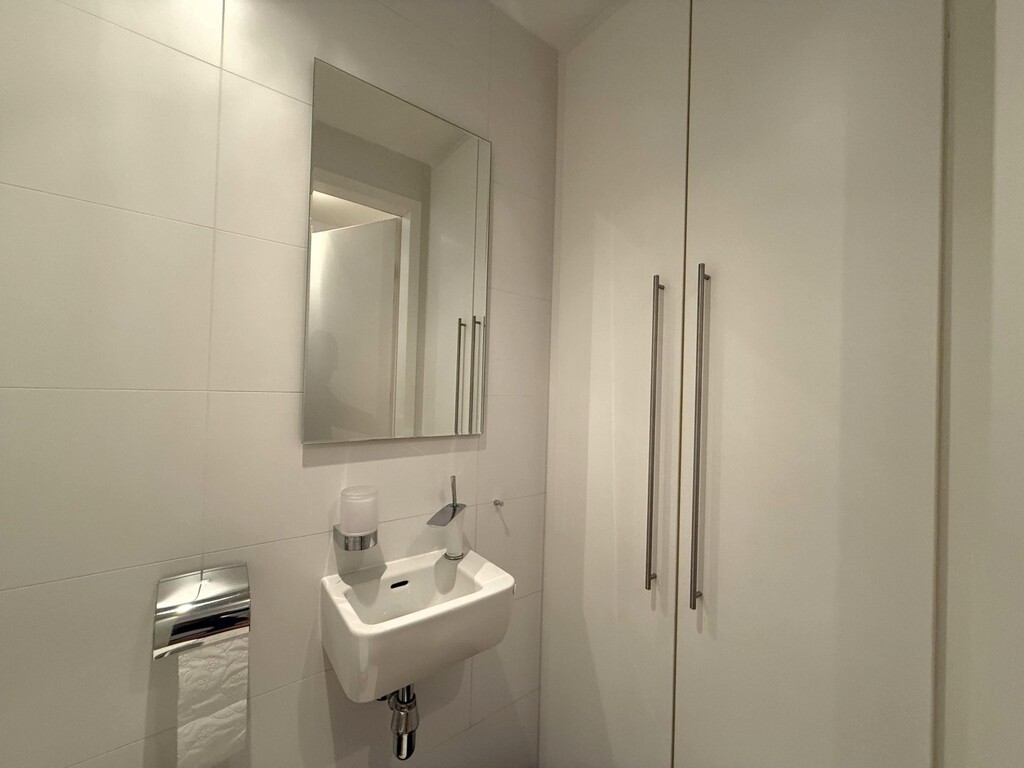 Toilette mit Waschfunktion/Deckenspots