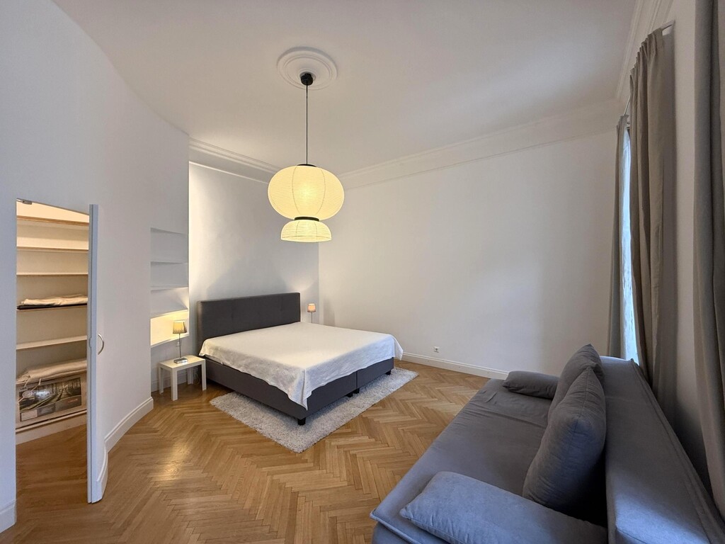 Schlafzimmer mit begehbarer Garderobe