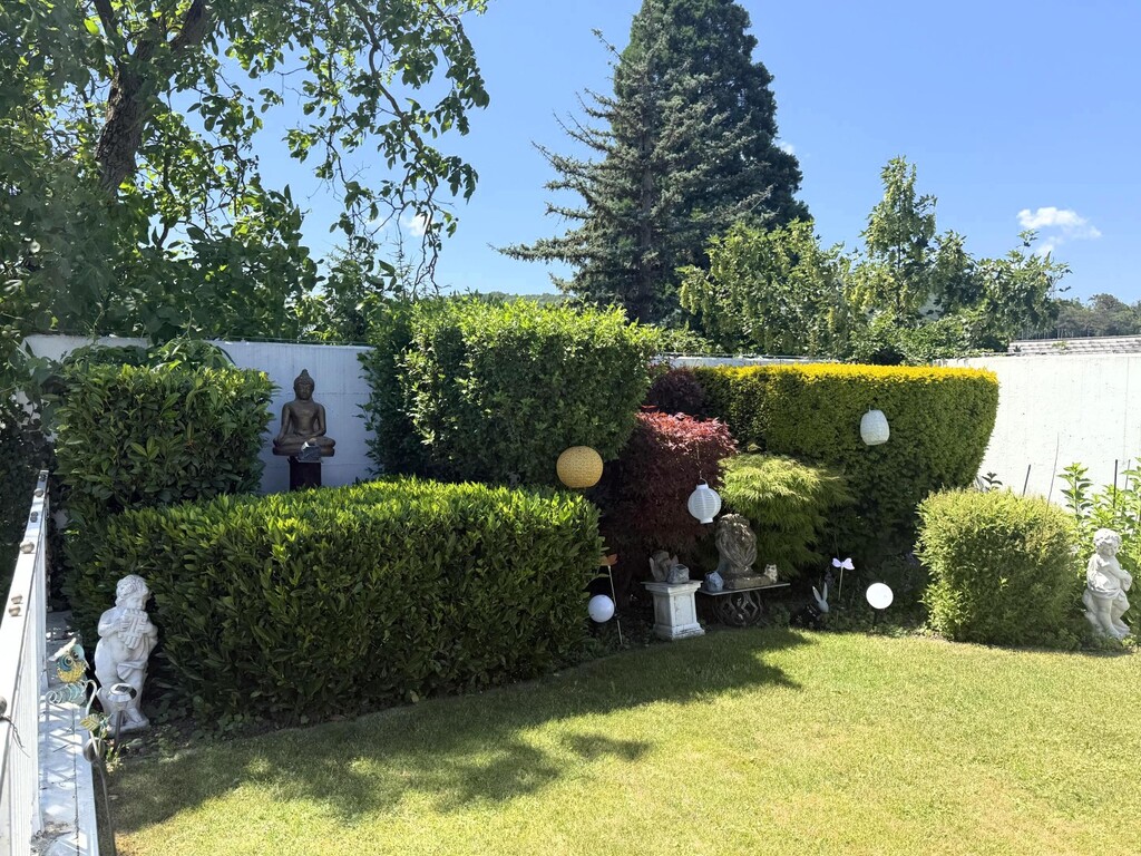 OG/BUDDHA-Statue im Dachgarten