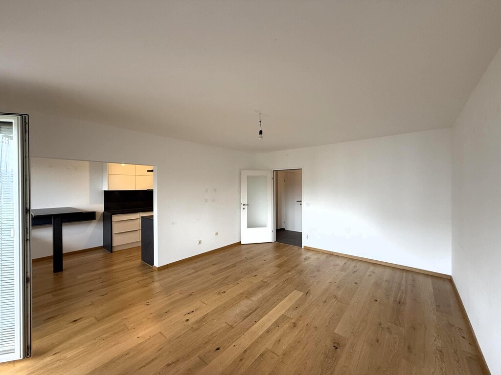 Wohnzimmer mit angeschlossenem Balkon und Küche