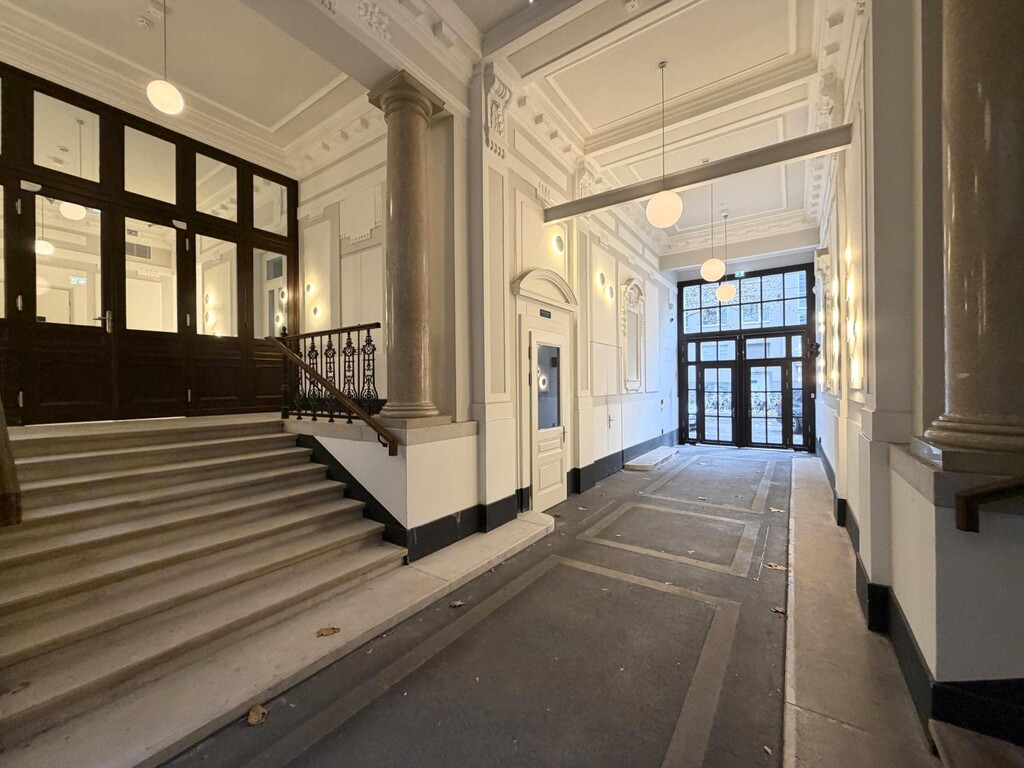 Hauseingang und -einfahrt