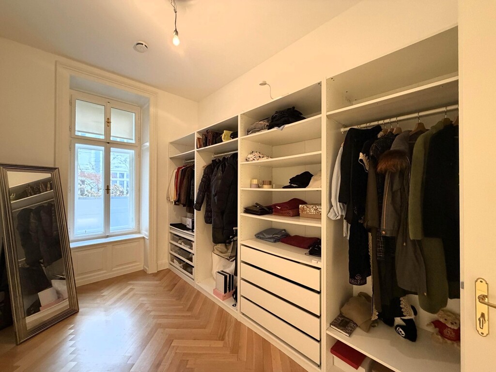 Zimmer mit Garderobe und Bad en Suite
