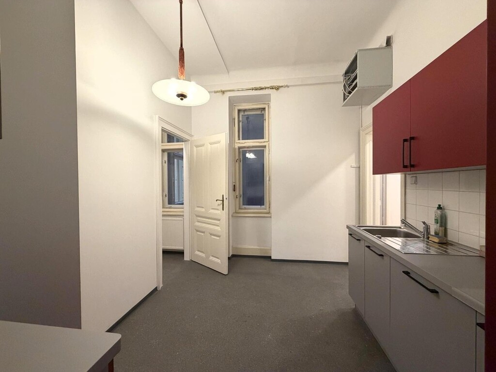Küche mit Serverraum