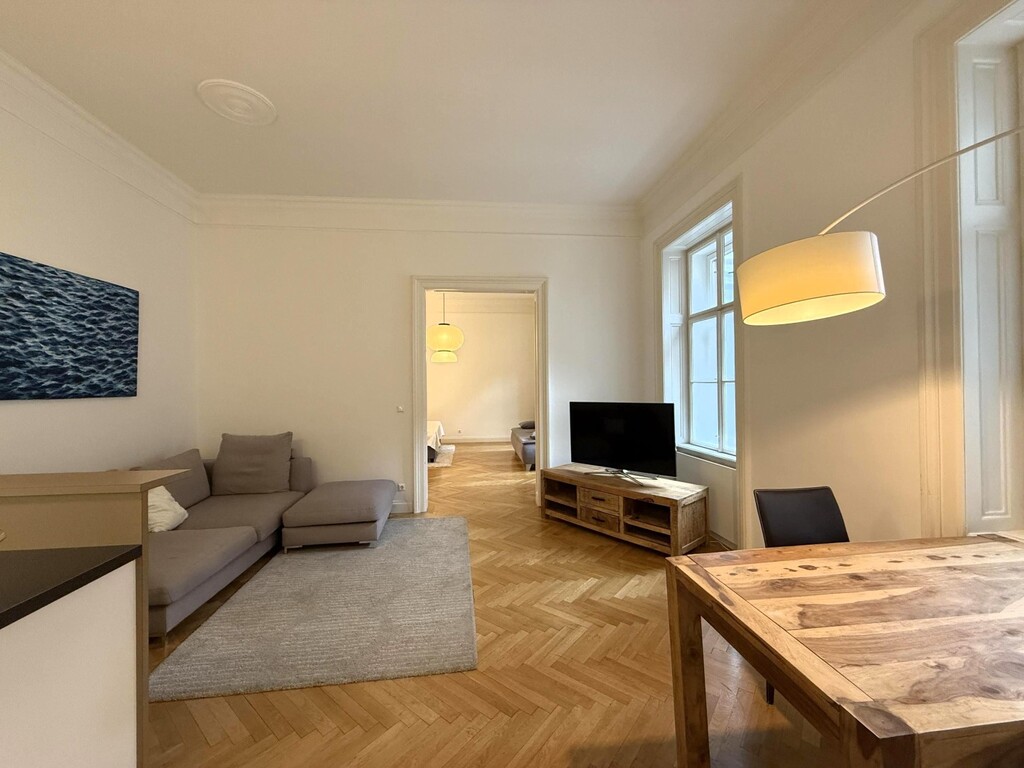 Wohn-/Essküche mit Sofa, Esstisch und TV, klimat