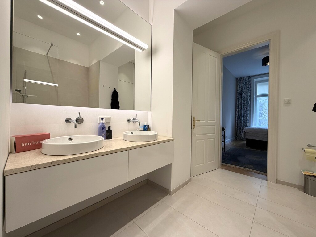 Bad en Suite mit WC, Wanne und Handtuchtrockner