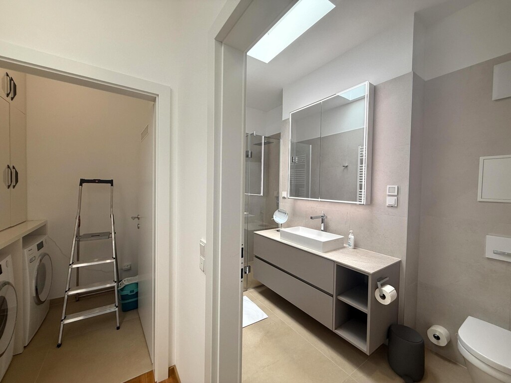 Junior Badezimmer mit Waschküche