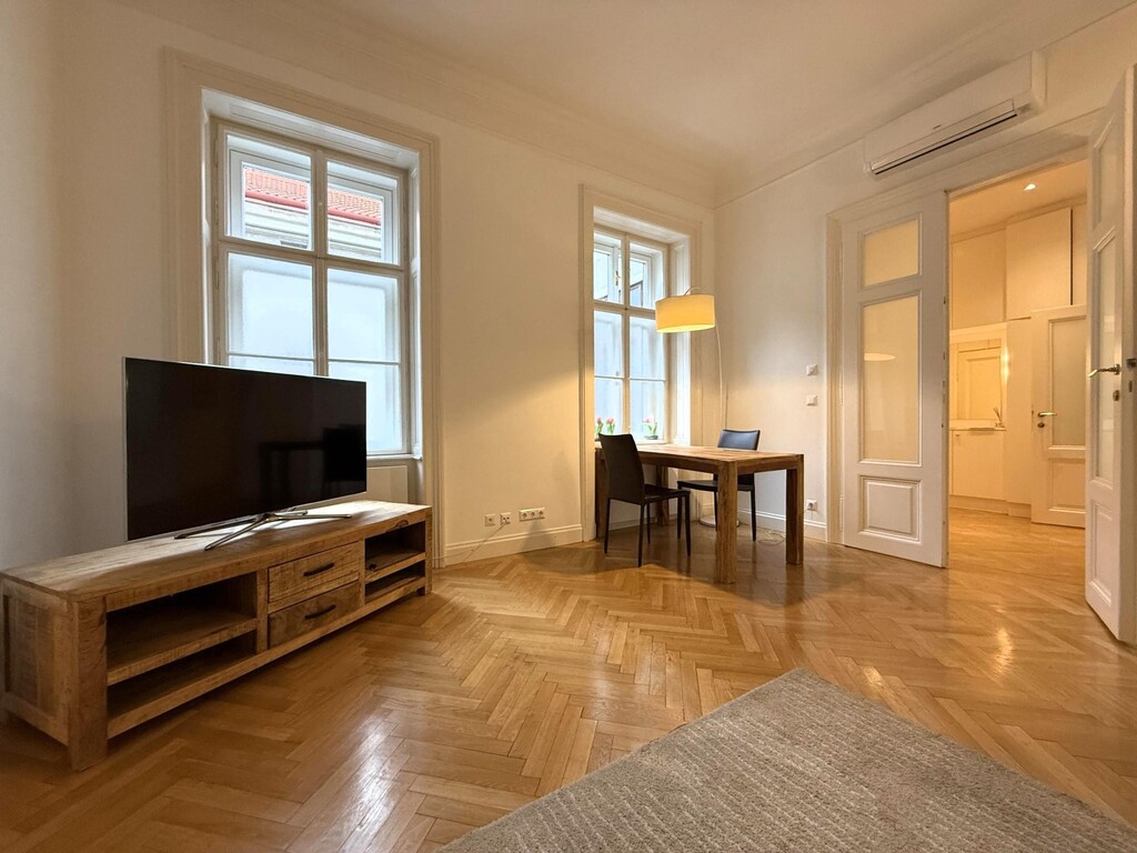 Wohn-/Essküche mit Sofa, Esstisch und TV, klimat