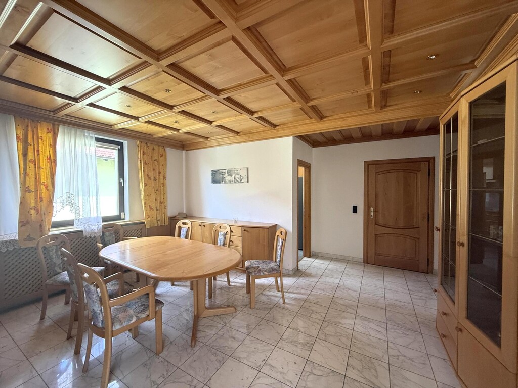 OG 1/Essbereich mit Holzdecke und Einbauspots