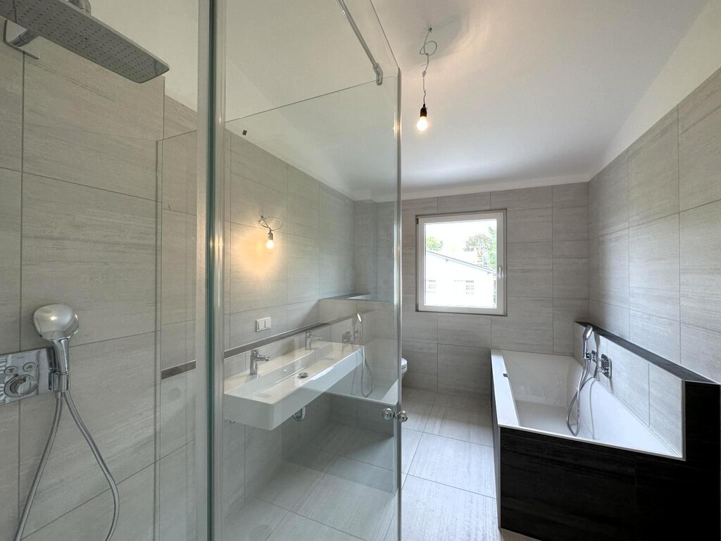 OG/Bad mit Wanne, Du, Doppel-WB, WC + Handtuchtr