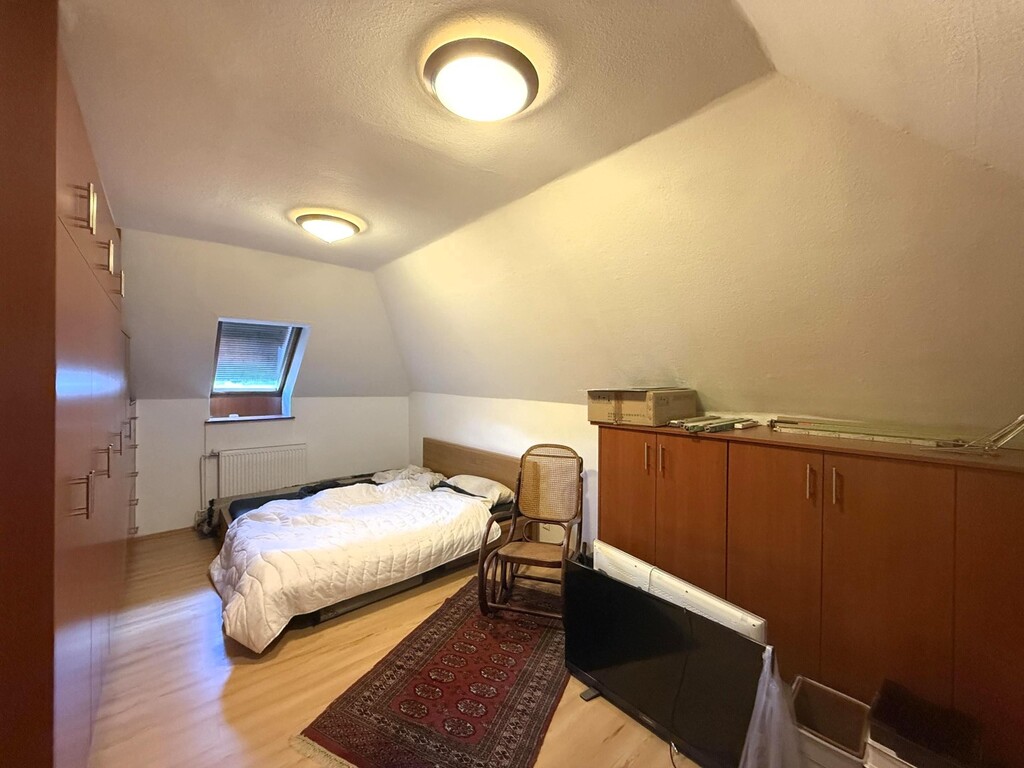 DG/Schlafzimmer mit Einbauschrank