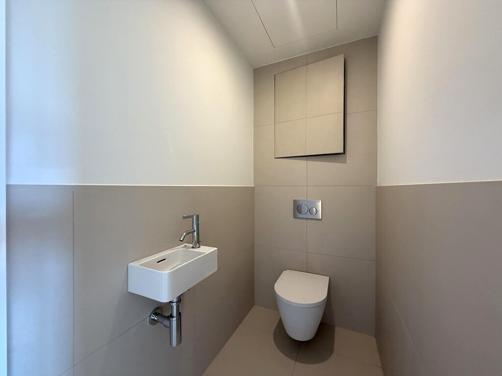 Toilette mit kleinem Hadwaschbecken