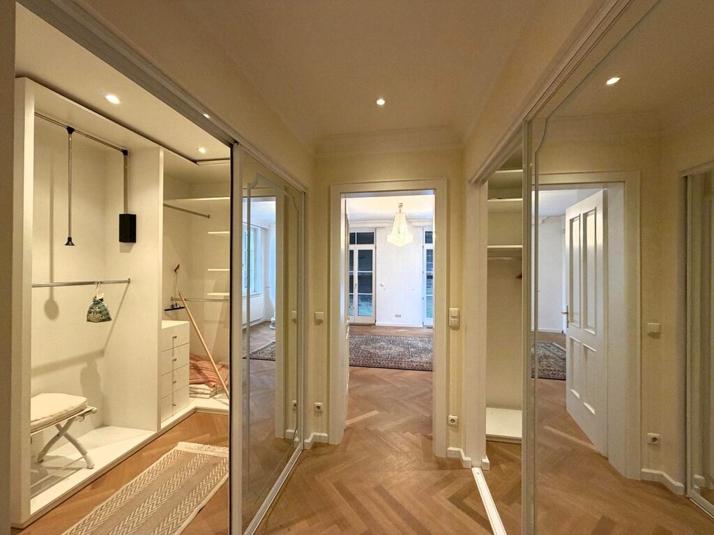 Zugang zum Masterbed/2 begehbare Schrankräume