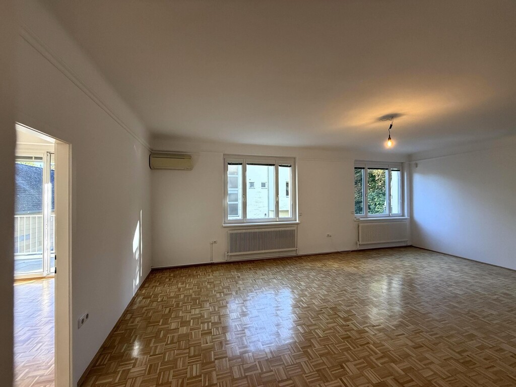 Wohnzimmer/Blick ins Schlafzimmer 2 von 2