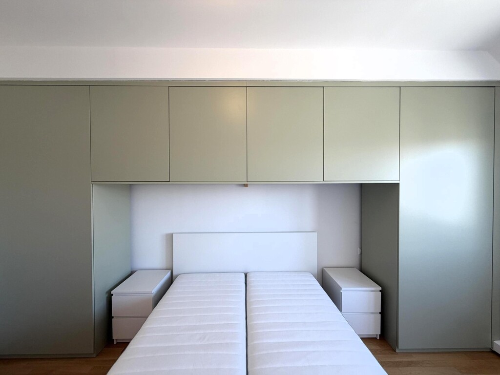 Schlafz.2/4, klimat., mit Bett und Einbauschrank