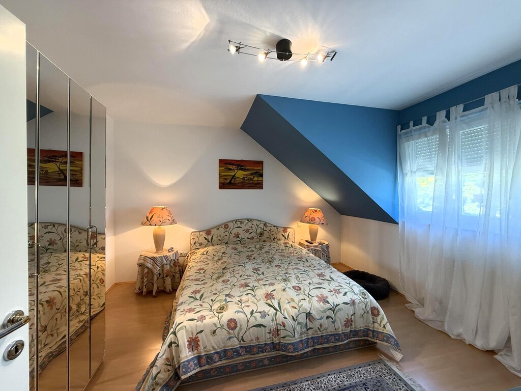 Schlafzimmer 1 von 3 mit Bad en Suite