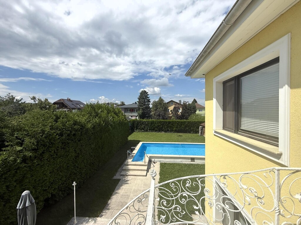 Blick von der OG-Terrasse in den Garten zum Pool