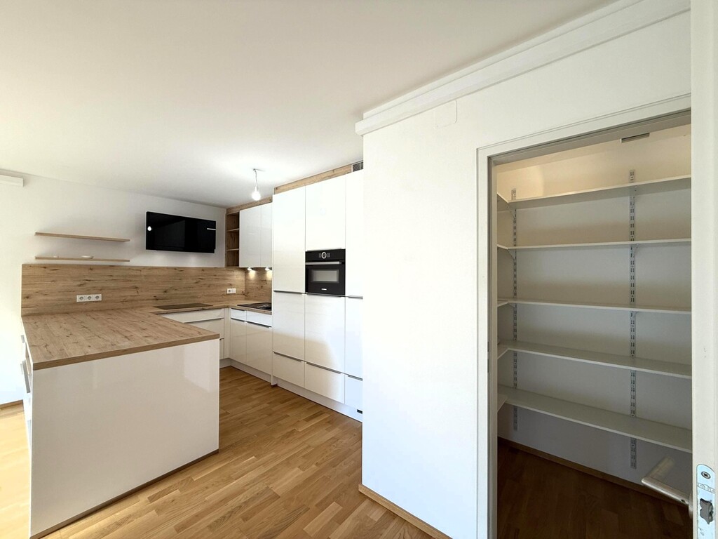 Wohn-/Essküche mit Speis