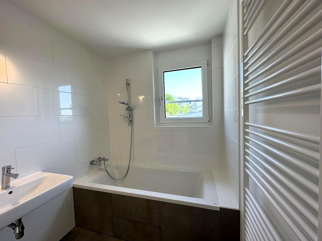 Badezimmer mit Wanne, WB, WM-Anschl.+Handtuchtrock