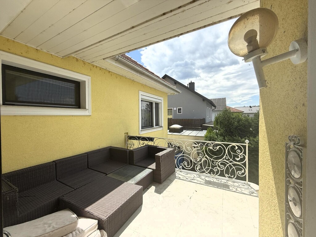 OG 1/Terrasse mit Abgang zum Pool