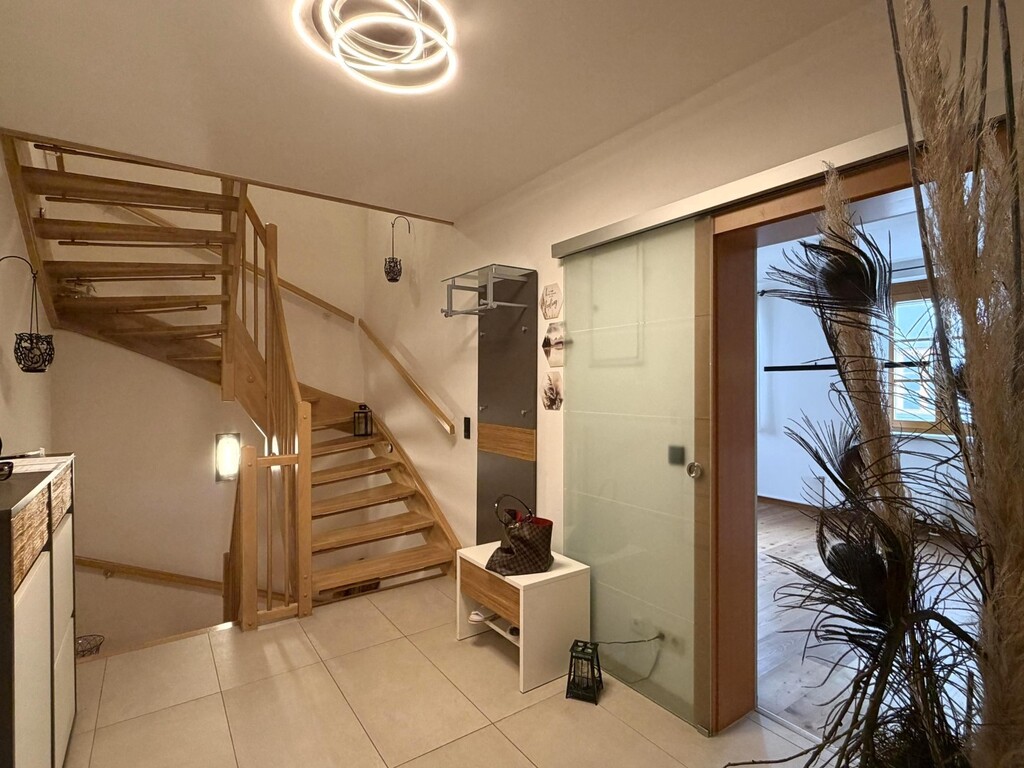 EG/Eingang, Innenstiege, Blick ins Wohnzimmer