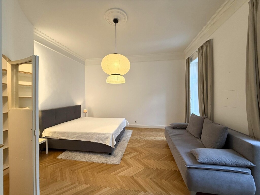 Schlafzimmer mit begehbarer Garderobe