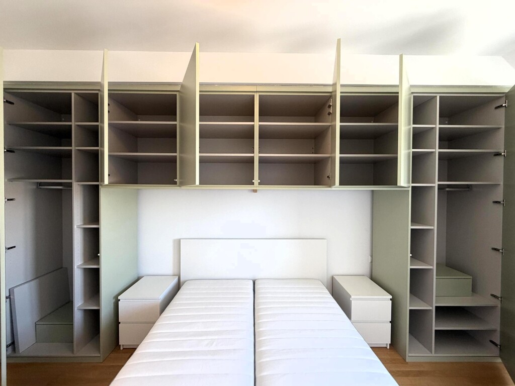 Schlafz.2/4, klimat., mit Bett und Einbauschrank
