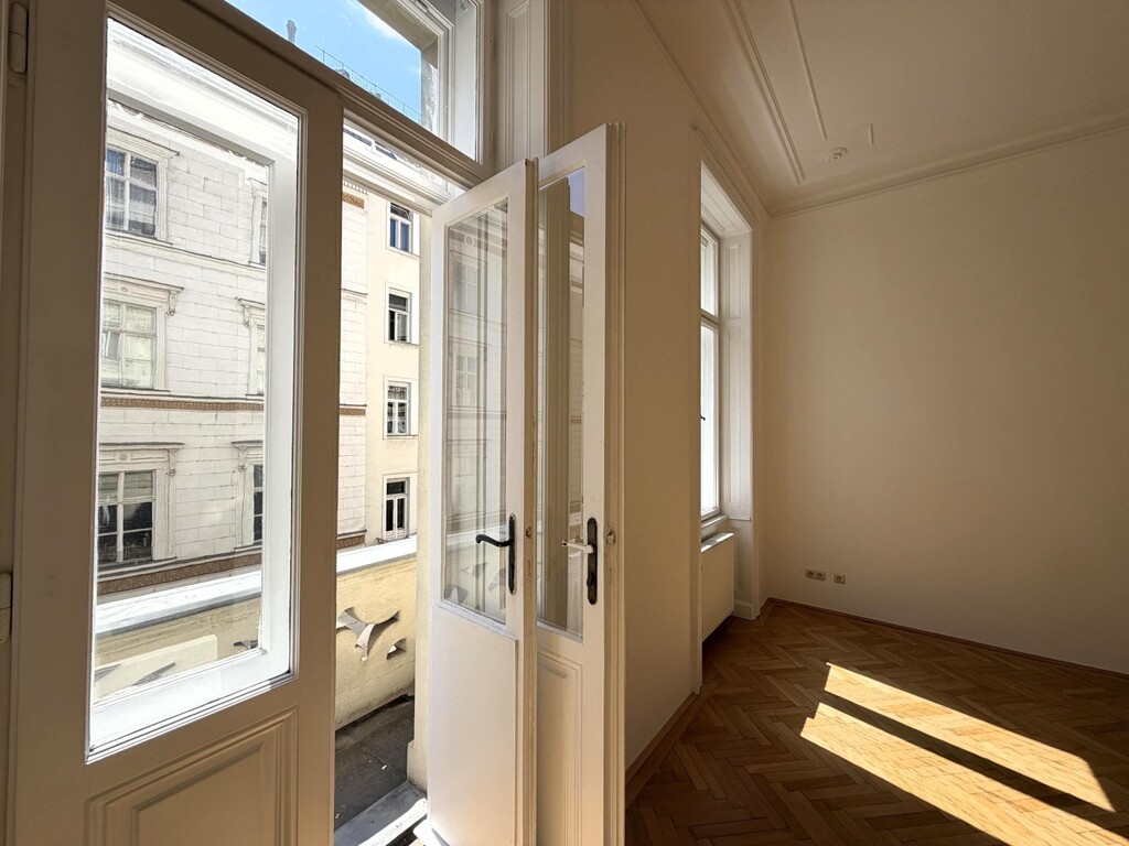 Zimmer 2 von 5 mit strassenseitigem Balkon