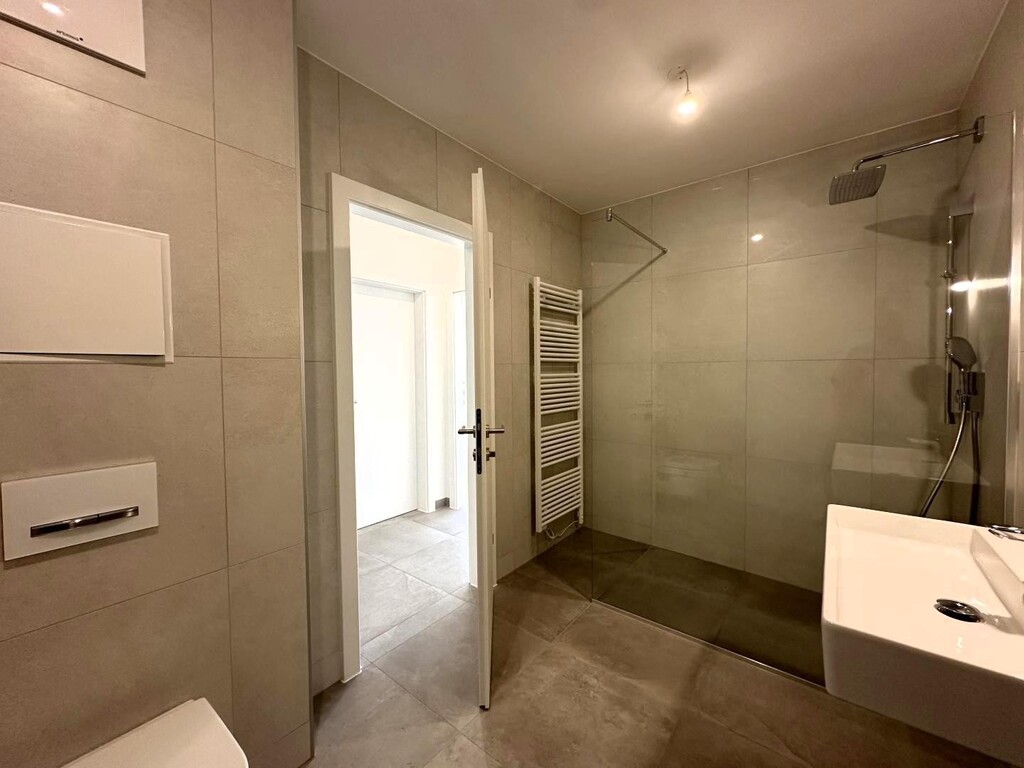 Bad mit WB, Du, WC, Handtuchtrockner und Abluftven