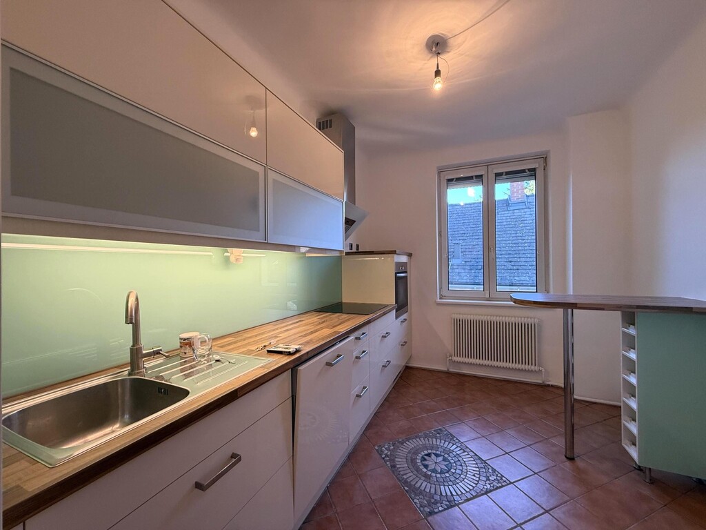 Küche im eigenen Raum mit Esstisch